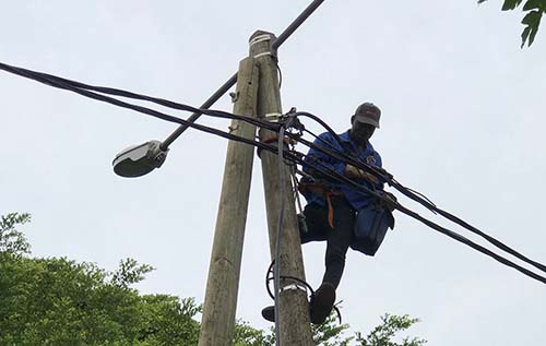 Un technicien de la CEET installe les équipements Michaud au Togo